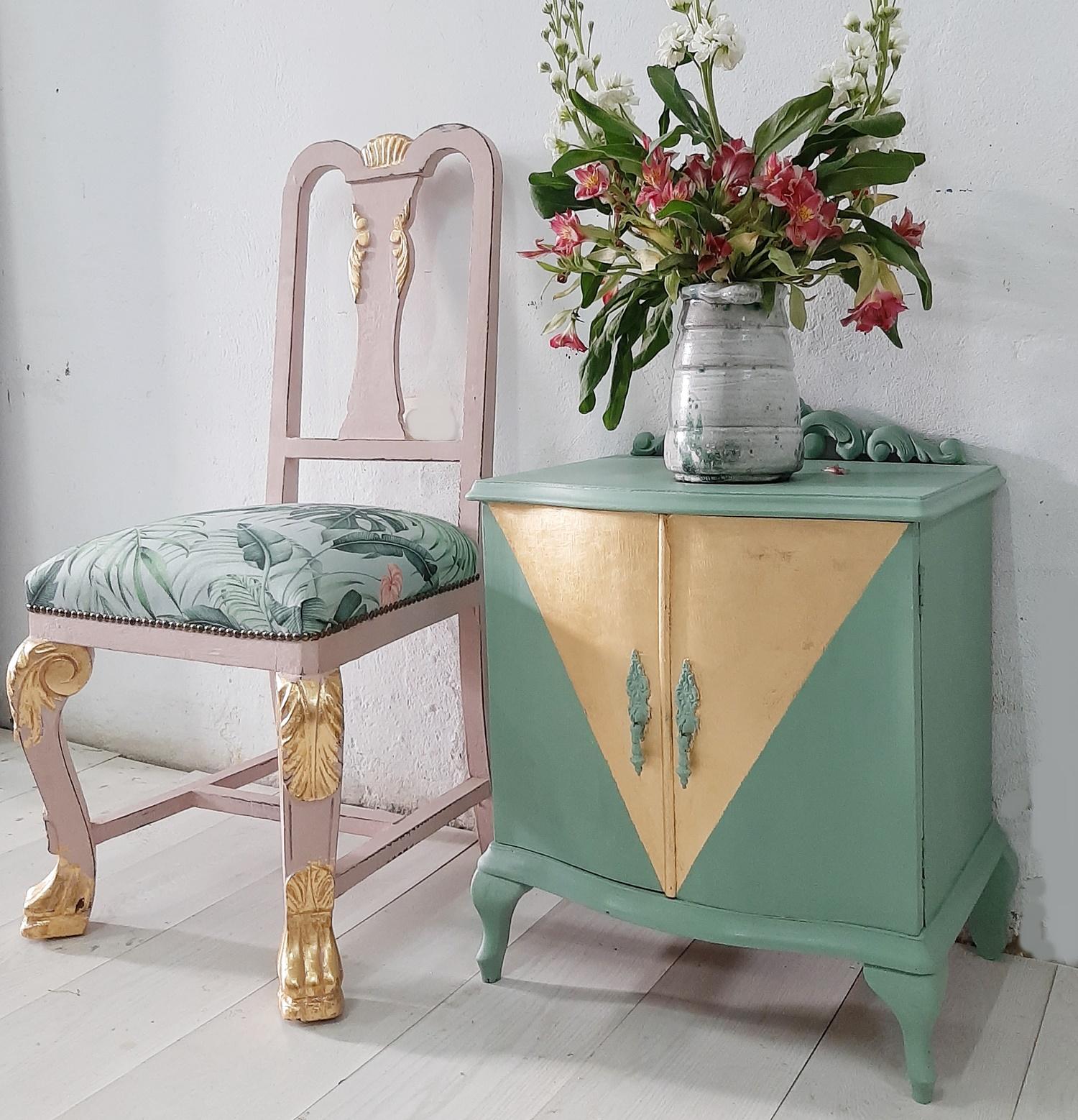 Mesita vintage en verde salvia y dorado | Bohemian and chic